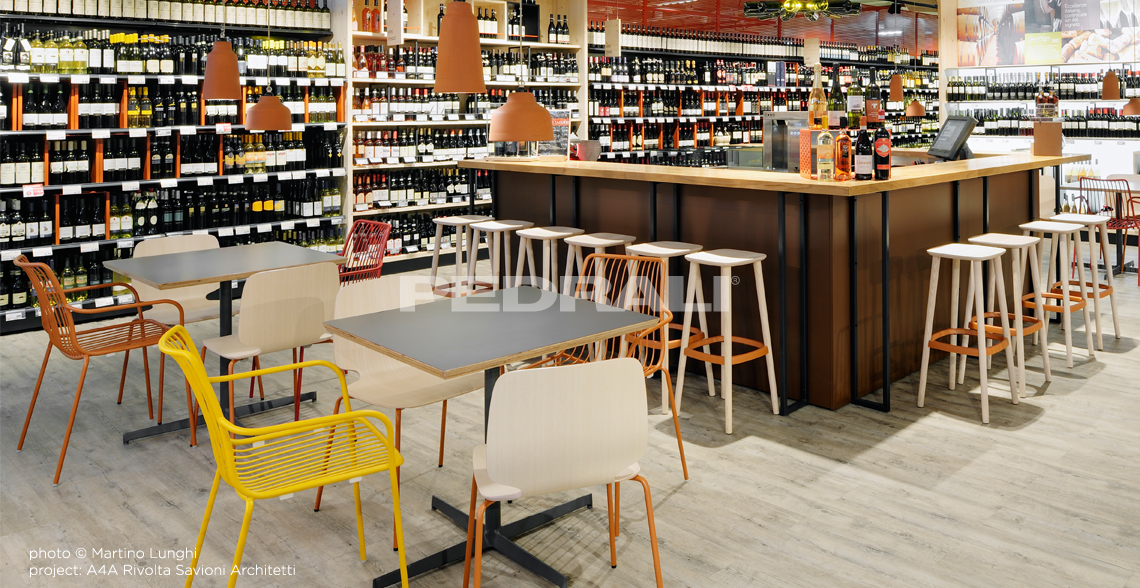 Стул из гнутой фанеры Pedrali Babila 2710 в торговом центре La Cantina, Варезе, Италия